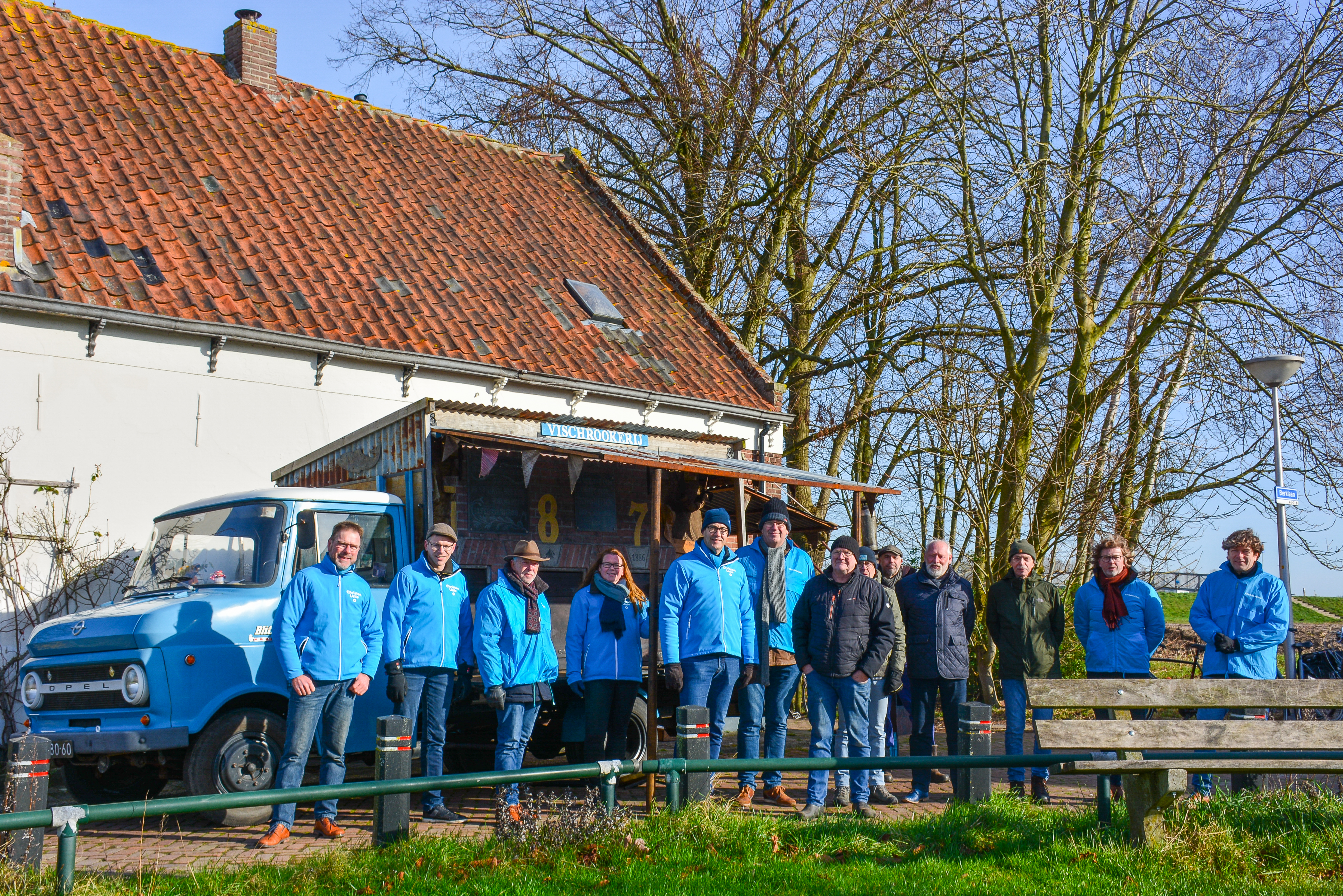 ChristenUnie onderstreept de warme band met Brunnepe

De ChristenUnie Kampen heeft met een hele grote delegatie zaterdag 12 februari 2022 een fietstocht gemaakt door Brunnepe. De aanleiding hiervoor was onder andere een mail van het Samenwerkingsverband Brunnepe over verschillende ontwikkelingen in Brunnepe. Edy Prick was samen met Anton Kalter, Marco Koning, Klaas van Dijk de gids door de wijk.