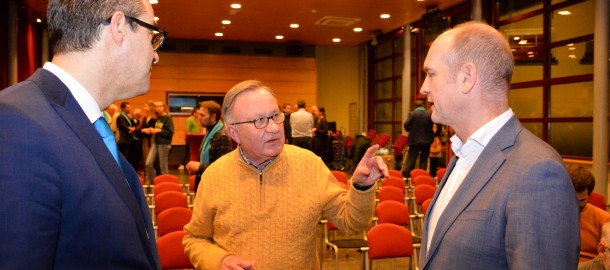 Remmelt de Boer (m) in gesprek met Gert-Jan Segers (r) en Jan Peter van der Sluis (l).