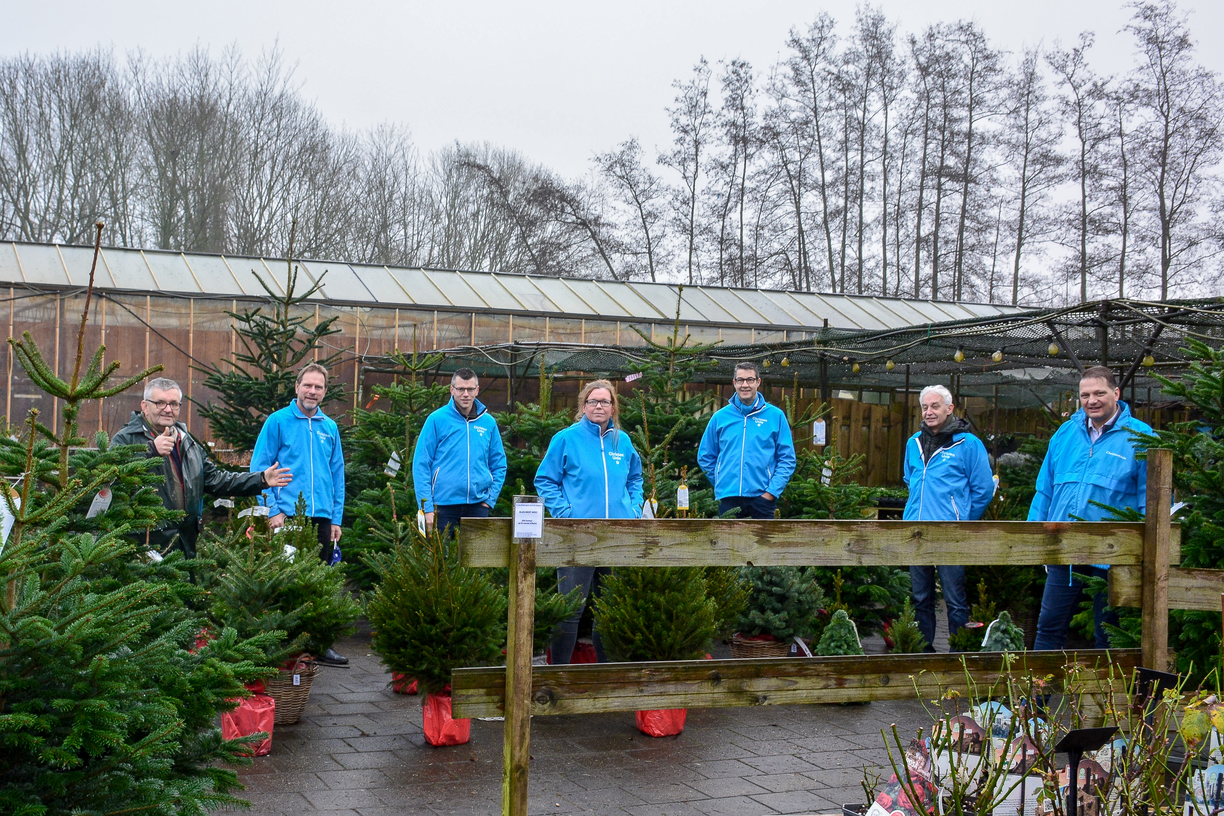De ChristenUnie bezorgde afgelopen zaterdag kerstbomen met door schoolkinderen gemaakte kerstkaarten bij ouderen in verpleeghuizen