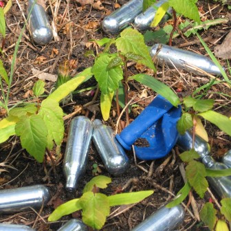 Nitrous_oxide_whippits_used_recreationally_as_a_drug_by_Dutch_youngsters_near_a_school,_Utrecht,_201